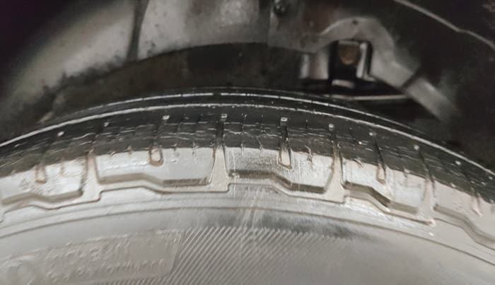 2014 Mahindra XUV500 W6, Diesel, Manual, 1,15,208 km, Left Rear Tyre Tread