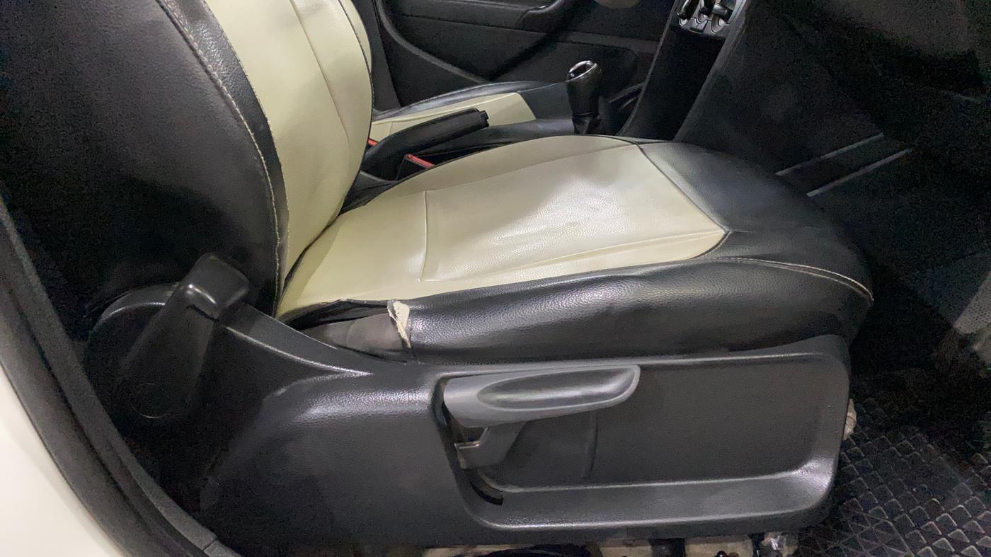2018 Volkswagen Ameo COMFORTLINE 1.0L, Petrol, Manual, 1,06,101 km, Driver Side Adjustment Panel