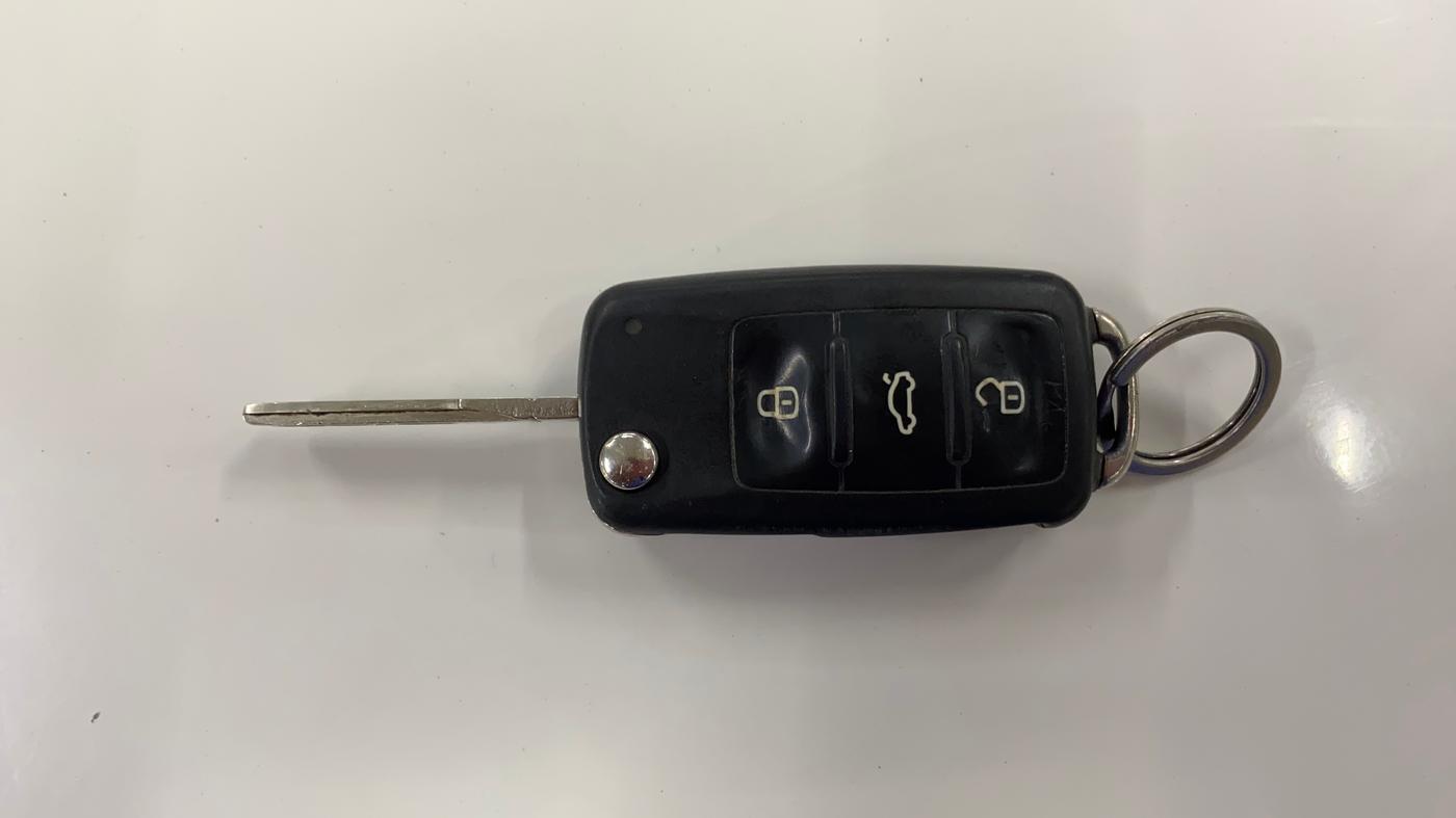 2018 Volkswagen Ameo COMFORTLINE 1.0L, Petrol, Manual, 1,06,101 km, Key Close Up