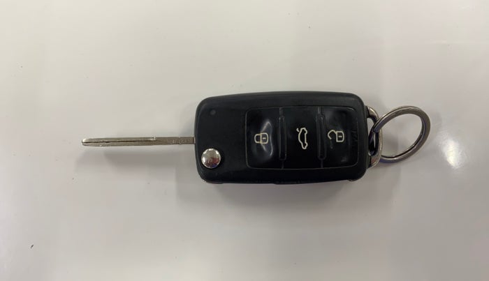 2018 Volkswagen Ameo COMFORTLINE 1.0L, Petrol, Manual, 1,06,101 km, Key Close Up