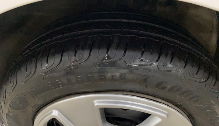 2018 Volkswagen Ameo COMFORTLINE 1.0L, Petrol, Manual, 1,06,101 km, Left Front Tyre Tread