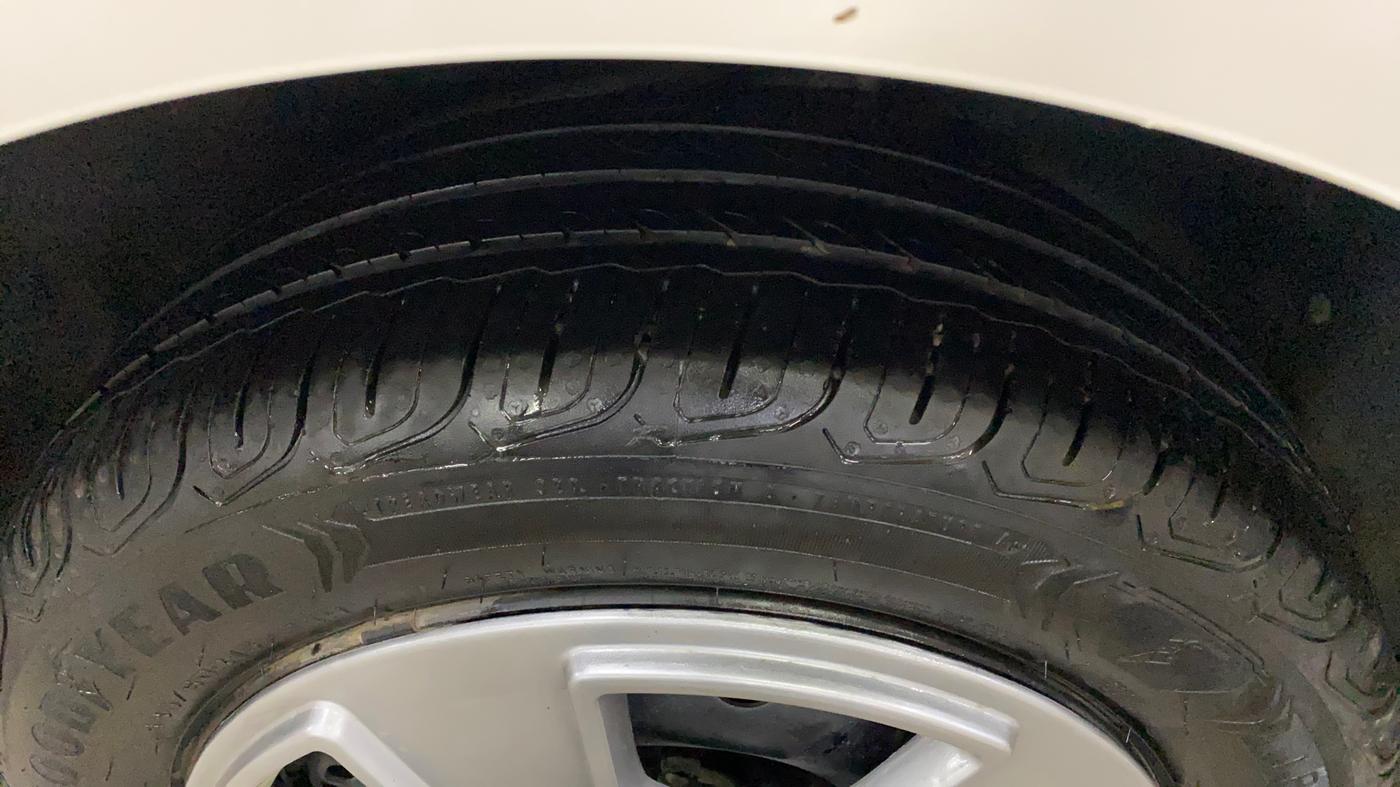 2018 Volkswagen Ameo COMFORTLINE 1.0L, Petrol, Manual, 1,06,101 km, Left Rear Tyre Tread