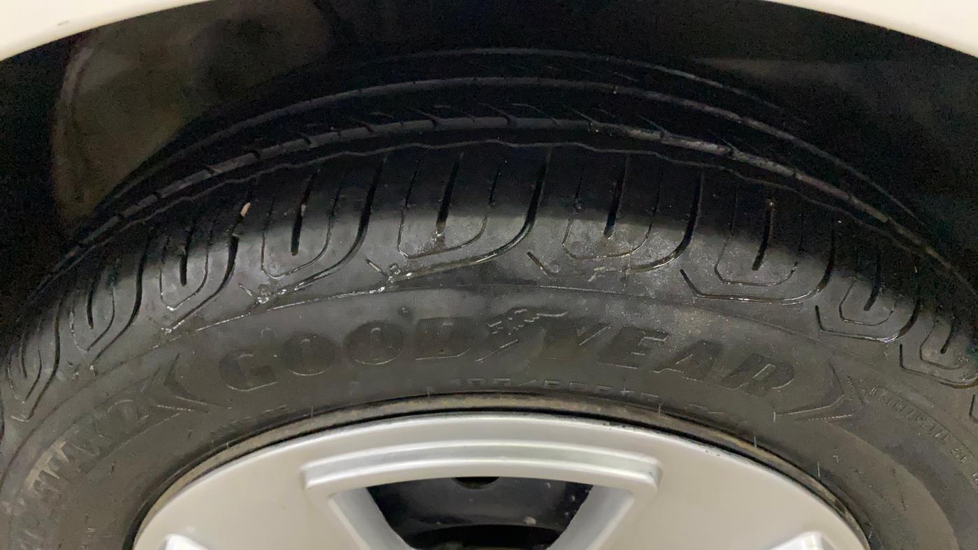 2018 Volkswagen Ameo COMFORTLINE 1.0L, Petrol, Manual, 1,06,101 km, Right Front Tyre Tread