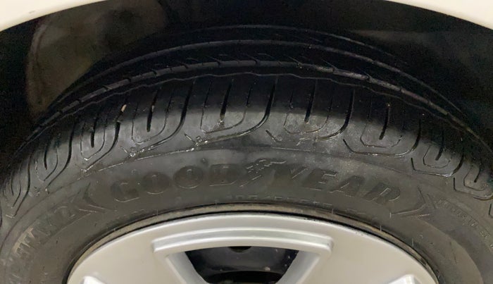 2018 Volkswagen Ameo COMFORTLINE 1.0L, Petrol, Manual, 1,06,101 km, Right Front Tyre Tread