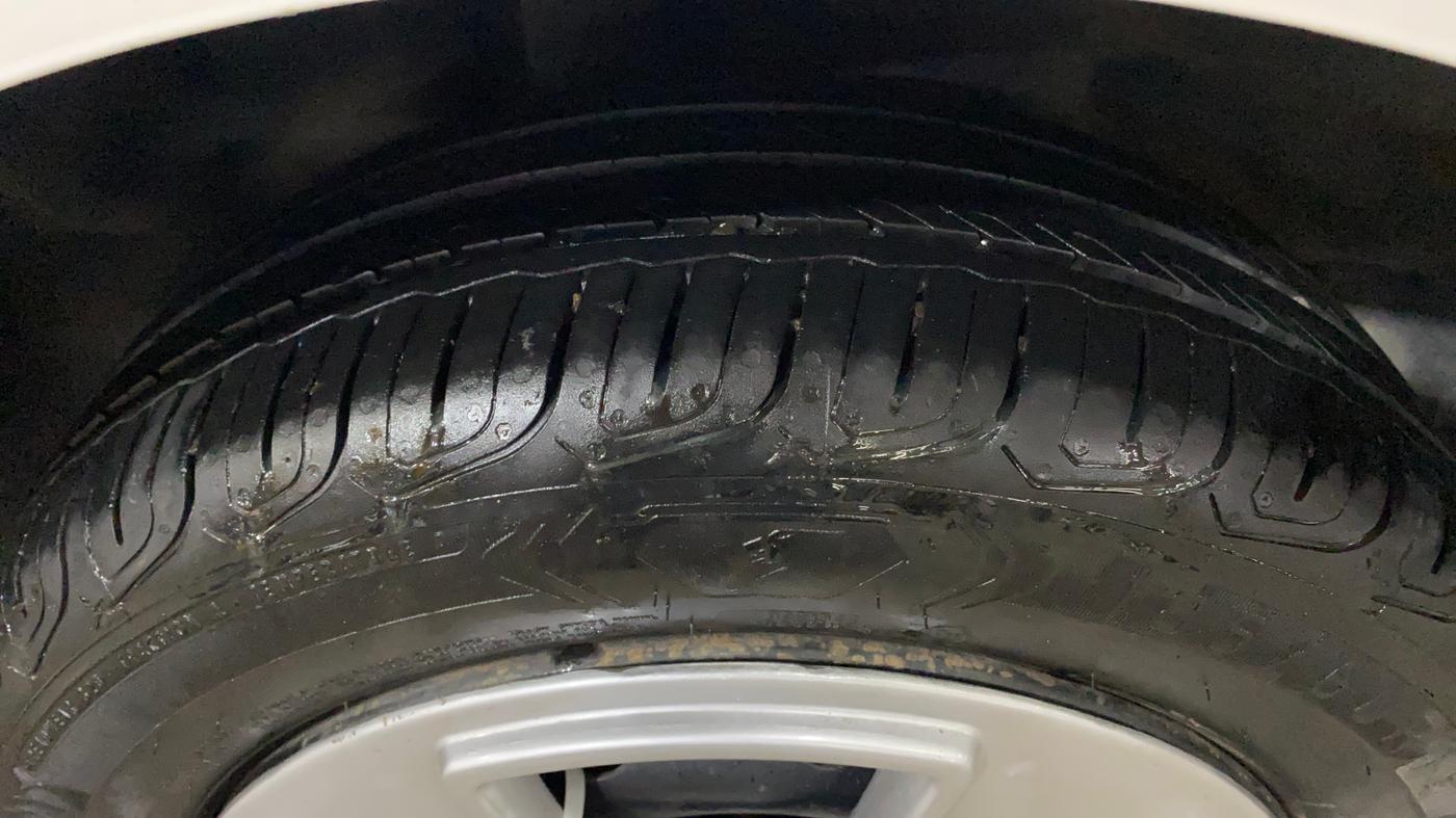 2018 Volkswagen Ameo COMFORTLINE 1.0L, Petrol, Manual, 1,06,101 km, Right Rear Tyre Tread