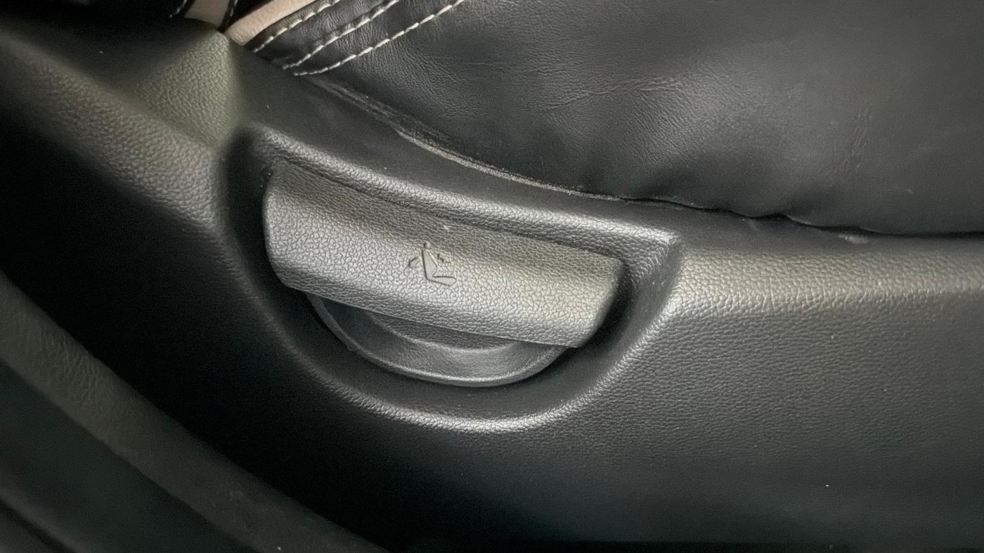 2019 Hyundai Grand i10 SPORTZ 1.2 KAPPA VTVT, Petrol, Manual, 36,931 km, Driver Side Adjustment Panel