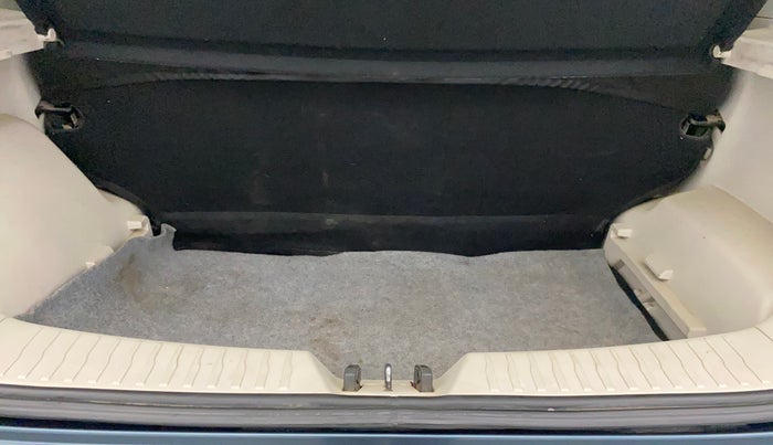 2022 Mahindra XUV300 W4 1.2 PETROL, Petrol, Manual, 91,761 km, Boot Inside