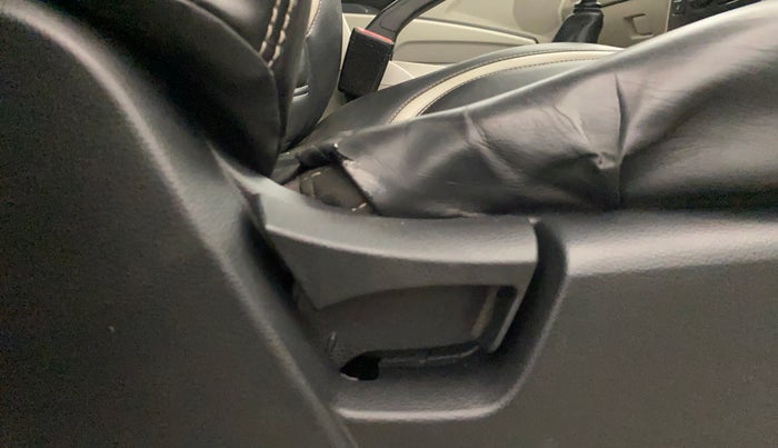 2022 Mahindra XUV300 W4 1.2 PETROL, Petrol, Manual, 91,761 km, Driver Side Adjustment Panel