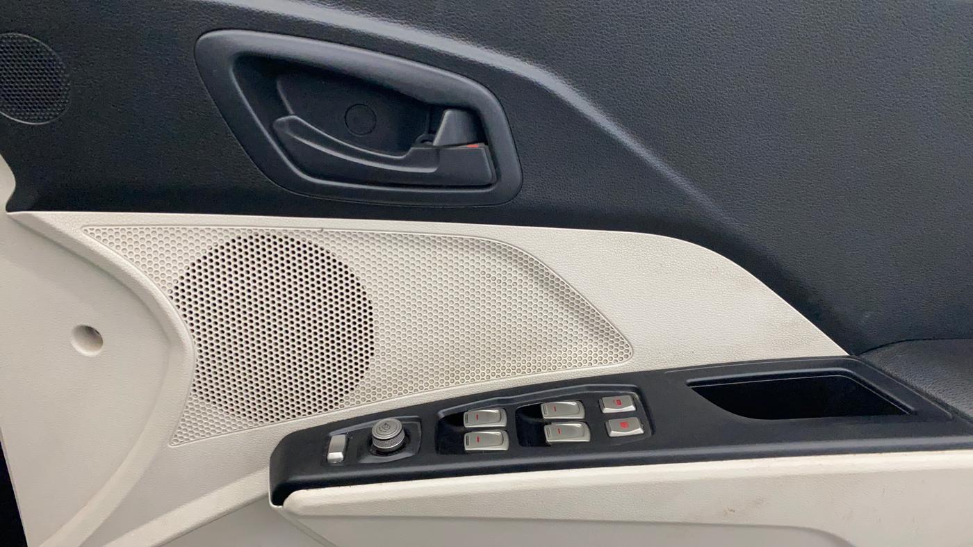 2022 Mahindra XUV300 W4 1.2 PETROL, Petrol, Manual, 91,761 km, Driver Side Door Panels Control