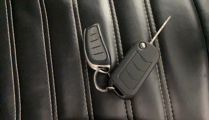 2022 Mahindra XUV300 W4 1.2 PETROL, Petrol, Manual, 91,761 km, Key Close Up