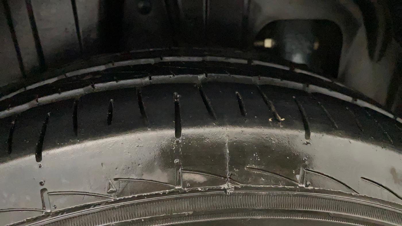 2022 Mahindra XUV300 W4 1.2 PETROL, Petrol, Manual, 91,761 km, Right Rear Tyre Tread