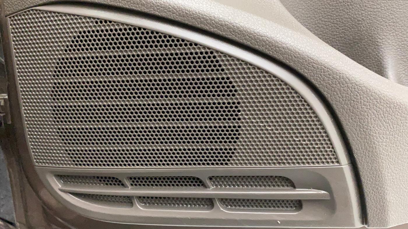 2017 Volkswagen Vento HIGHLINE PLUS 1.5 16 ALLOY, Diesel, Manual, 1,16,281 km, Speaker