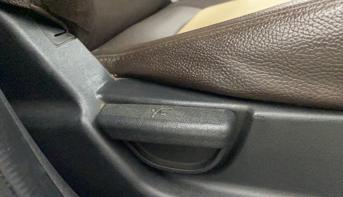 2013 Hyundai i20 MAGNA 1.2, Petrol, Manual, 26,858 km, Driver Side Adjustment Panel