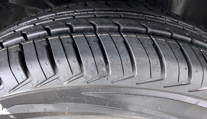 2019 Renault Kwid RXL, Petrol, Manual, 35,525 km, Right Front Tyre Tread