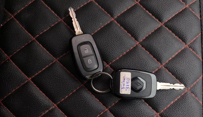 2019 Renault TRIBER RXL MT, Petrol, Manual, 37,746 km, Key Close Up