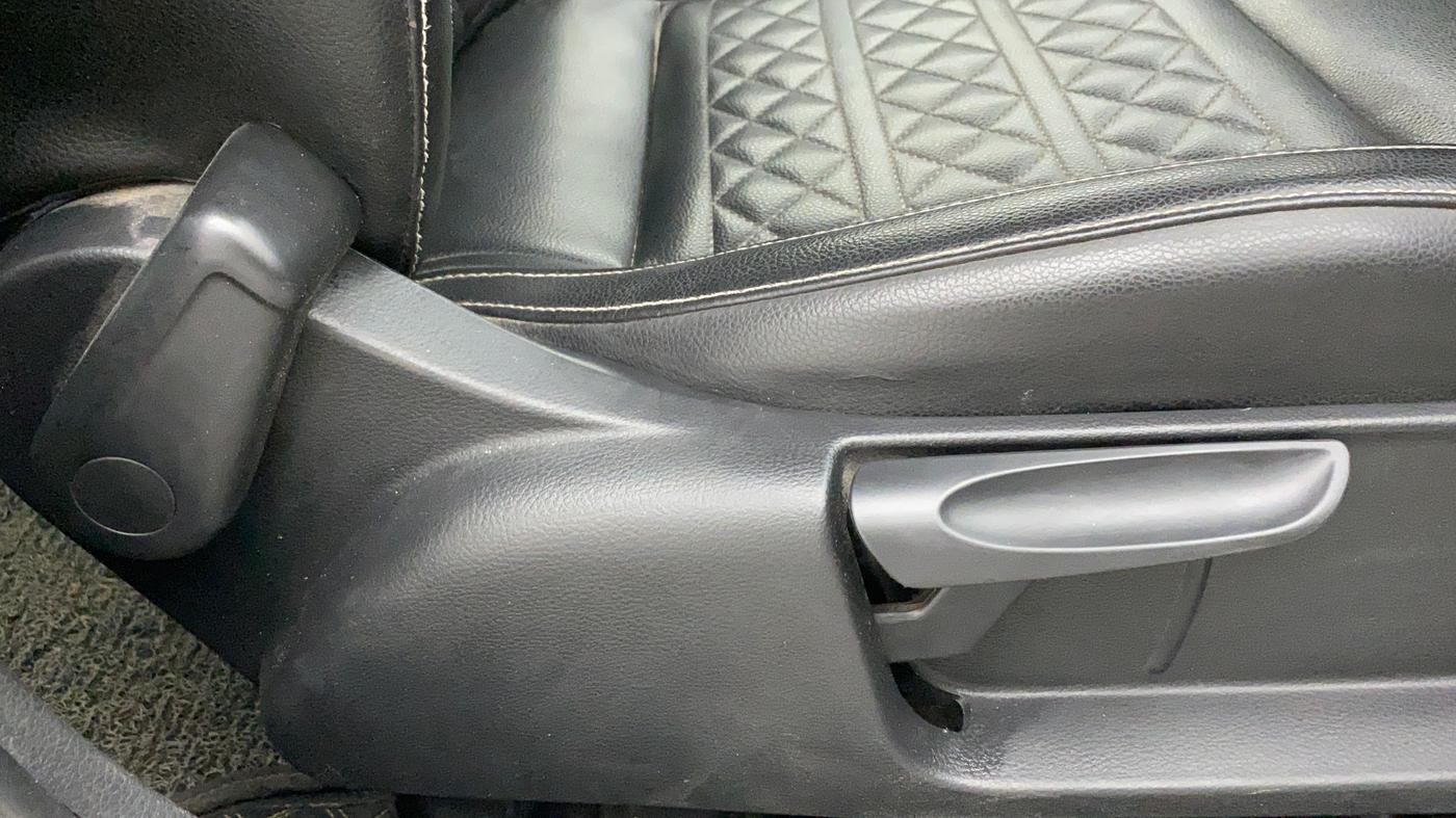 2017 Volkswagen Polo COMFORTLINE 1.2L, Petrol, Manual, 61,411 km, Driver Side Adjustment Panel