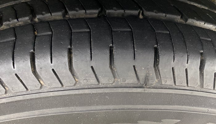 2019 Maruti Dzire VDI, Diesel, Manual, 80,152 km, Right Front Tyre Tread