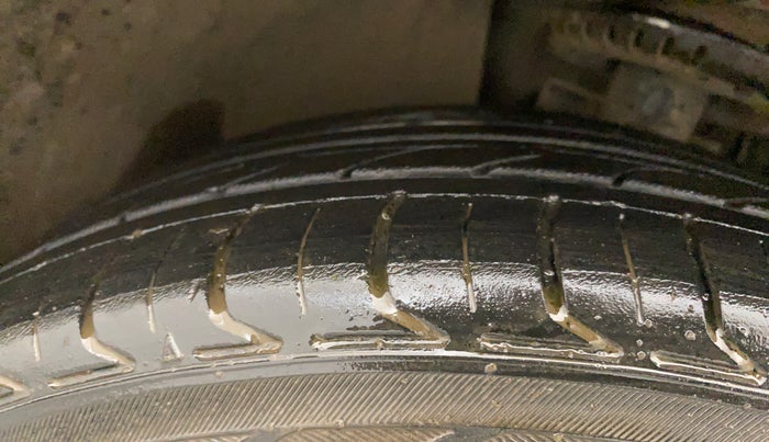 2015 Volkswagen Vento HIGHLINE PETROL AT, Petrol, Automatic, 64,067 km, Left Front Tyre Tread