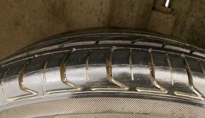 2015 Volkswagen Vento HIGHLINE PETROL AT, Petrol, Automatic, 64,067 km, Left Rear Tyre Tread