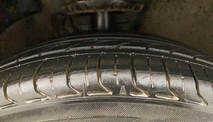 2015 Volkswagen Vento HIGHLINE PETROL AT, Petrol, Automatic, 64,067 km, Right Front Tyre Tread