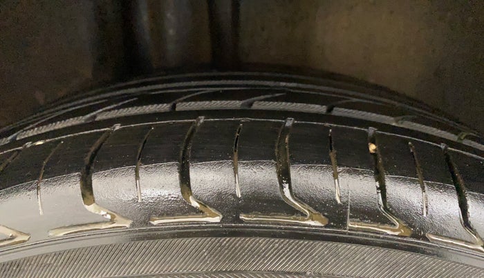 2015 Volkswagen Vento HIGHLINE PETROL AT, Petrol, Automatic, 64,067 km, Right Rear Tyre Tread