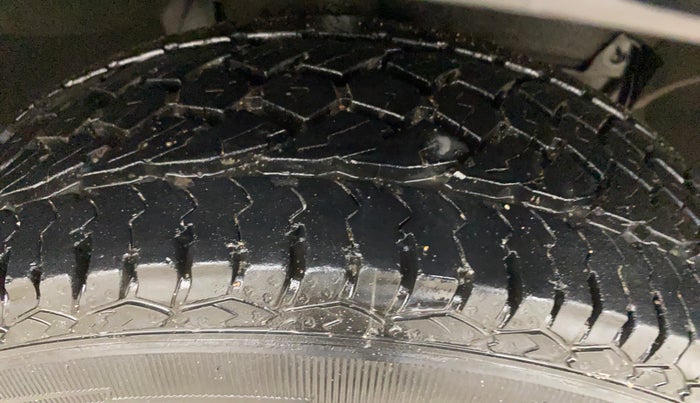 2014 Renault Duster 85 PS RXL DIESEL, Diesel, Manual, 57,666 km, Right Front Tyre Tread