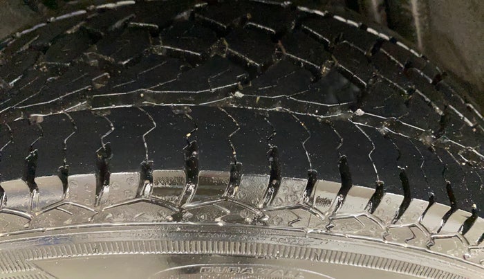 2014 Renault Duster 85 PS RXL DIESEL, Diesel, Manual, 57,666 km, Right Rear Tyre Tread