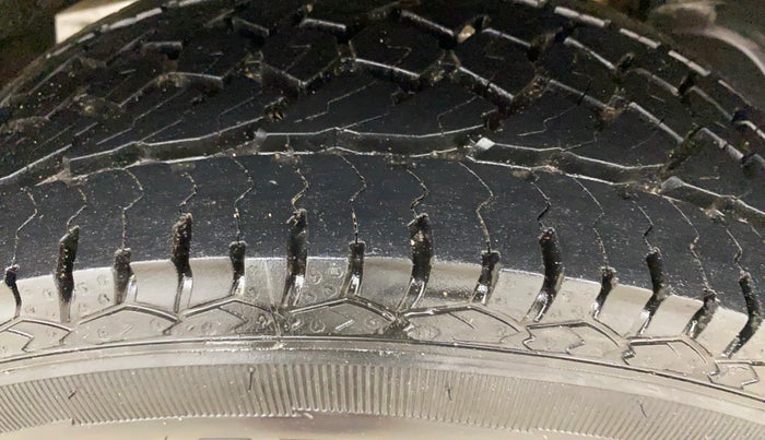 2014 Renault Duster 85 PS RXL DIESEL, Diesel, Manual, 57,666 km, Left Rear Tyre Tread