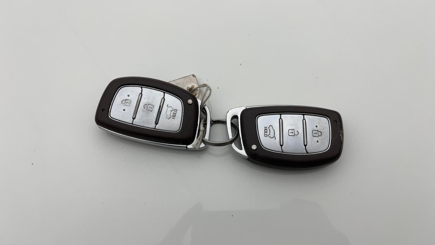 2018 Hyundai Creta SX PLUS AT 1.6 PETROL, Petrol, Automatic, 1,09,264 km, Key Close Up