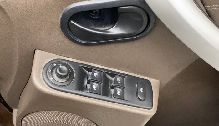 2017 Renault Duster RXL PETROL, Petrol, Manual, 59,407 km, Right front window switch / handle - Master window function not working
