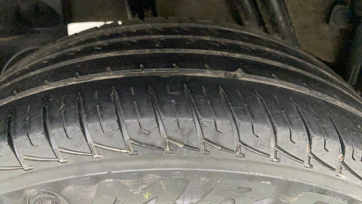 2017 Renault Duster RXL PETROL, Petrol, Manual, 59,407 km, Right Rear Tyre Tread