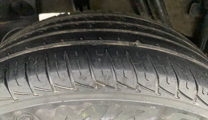 2017 Renault Duster RXL PETROL, Petrol, Manual, 59,407 km, Right Rear Tyre Tread
