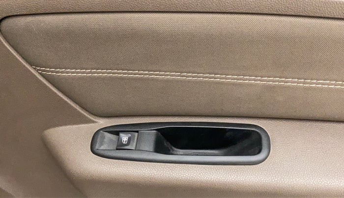 2017 Renault Duster RXL PETROL, Petrol, Manual, 59,407 km, Right rear window switch / handle - Switch/handle not functional