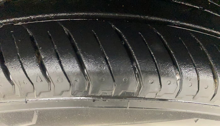 2022 Nissan MAGNITE XV PREMIUM DUAL TONE, Petrol, Manual, 75,684 km, Left Front Tyre Tread