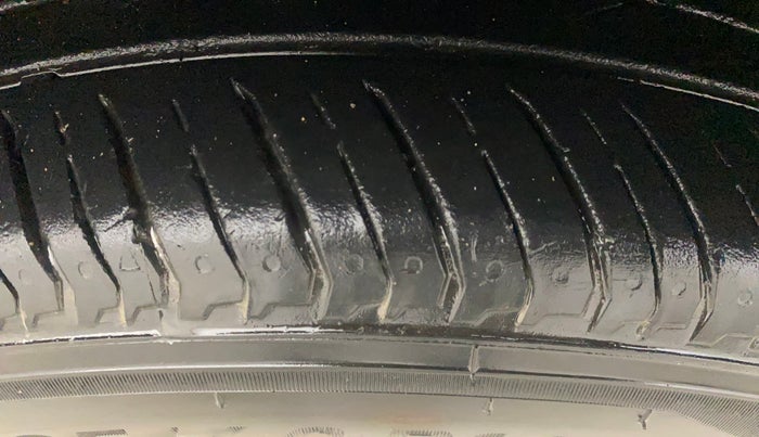 2022 Nissan MAGNITE XV PREMIUM DUAL TONE, Petrol, Manual, 75,684 km, Right Front Tyre Tread