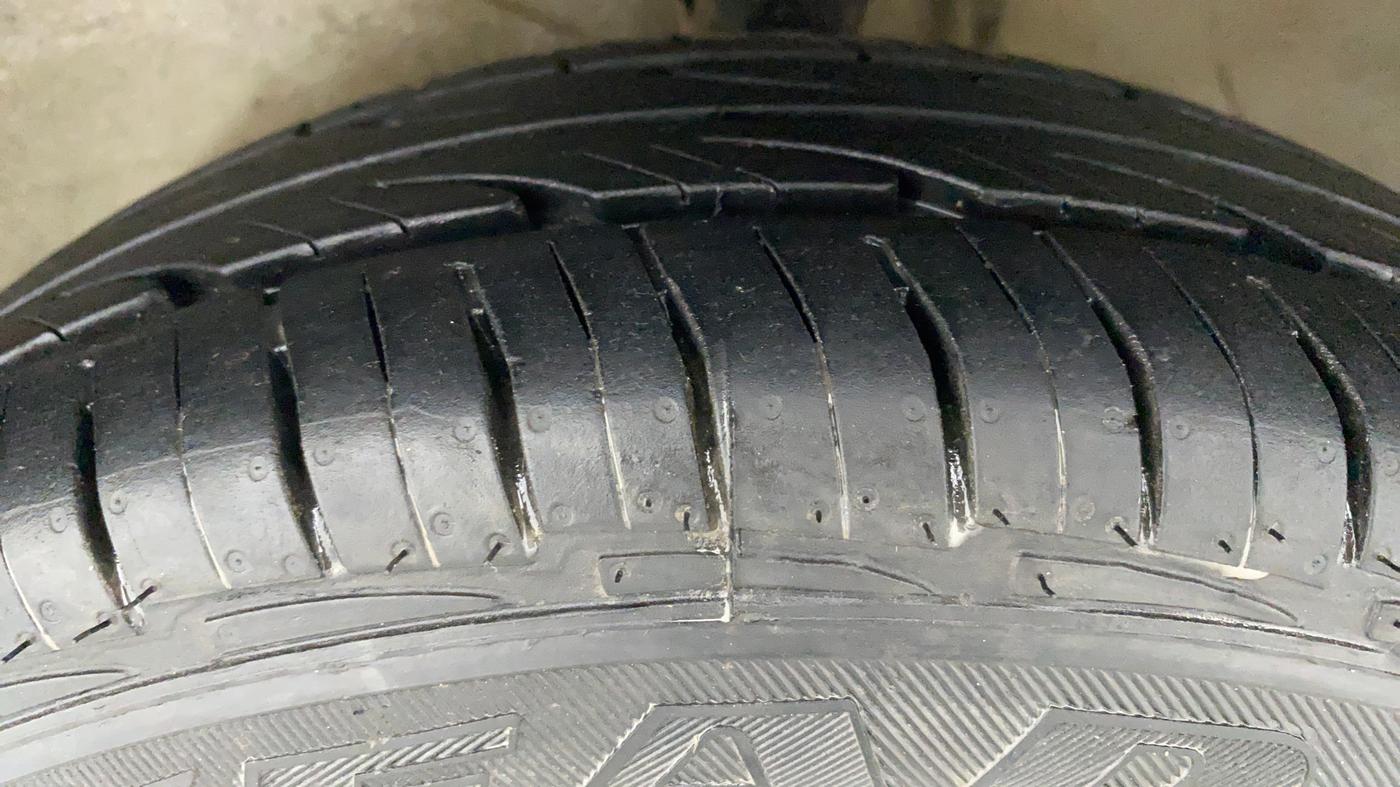 2010 Maruti Alto LXI, Petrol, Manual, 48,622 km, Left Front Tyre Tread