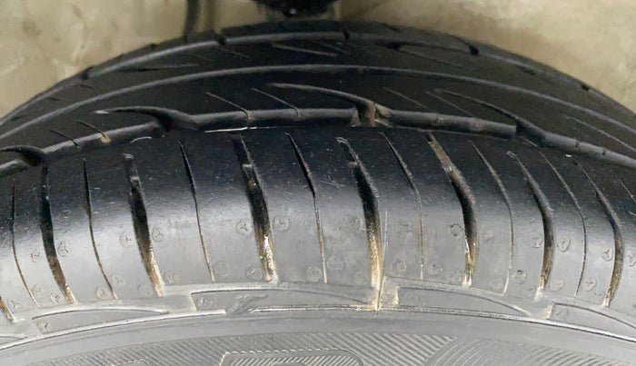 2010 Maruti Alto LXI, Petrol, Manual, 48,622 km, Right Front Tyre Tread