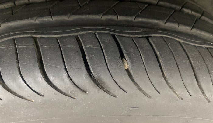 2021 Renault TRIBER RXZ, Petrol, Manual, 33,309 km, Right Front Tyre Tread