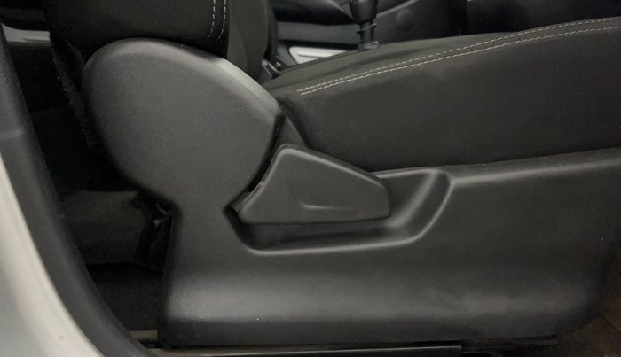 2017 Datsun Redi Go T (O), Petrol, Manual, 57,918 km, Driver Side Adjustment Panel