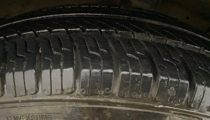 2013 Maruti Swift VXI, Petrol, Manual, 47,735 km, Right Rear Tyre Tread