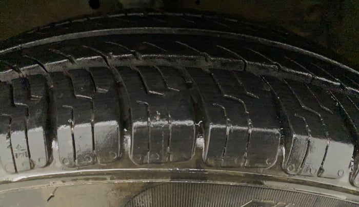 2013 Maruti Swift VXI, Petrol, Manual, 47,735 km, Right Front Tyre Tread