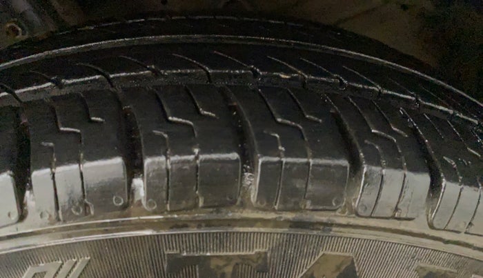 2013 Maruti Swift VXI, Petrol, Manual, 47,735 km, Left Front Tyre Tread