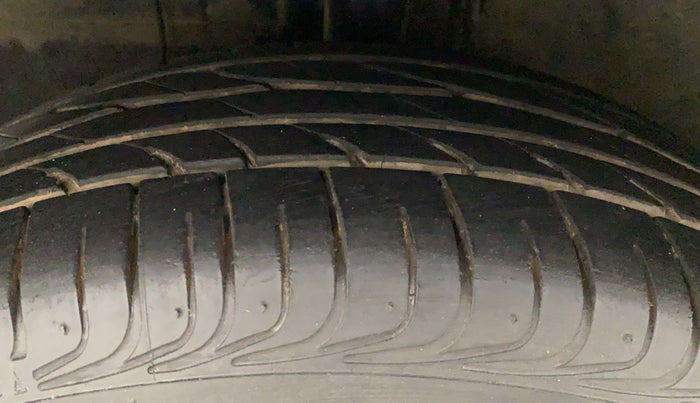 2013 Toyota Etios G, Petrol, Manual, 24,575 km, Left Front Tyre Tread