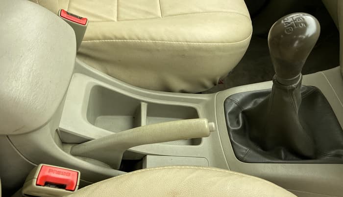 2013 Toyota Innova 2.5 GX 7 STR BS IV, Diesel, Manual, 1,58,656 km, Gear Lever