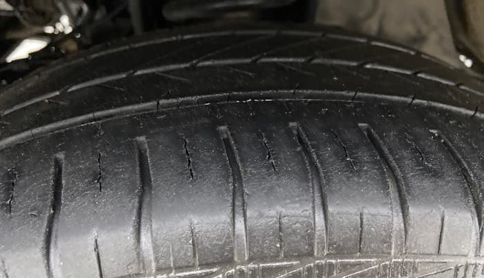 2013 Toyota Innova 2.5 GX 7 STR BS IV, Diesel, Manual, 1,58,656 km, Left Front Tyre Tread