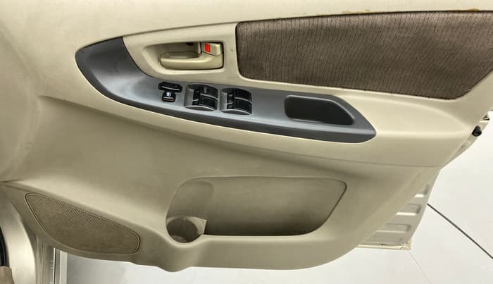 2013 Toyota Innova 2.5 GX 7 STR BS IV, Diesel, Manual, 1,58,656 km, Driver Side Door Panels Control