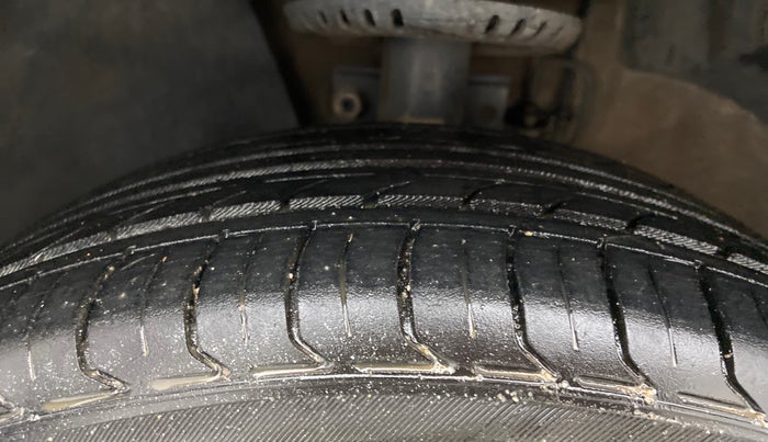 2016 Volkswagen Ameo HIGHLINE1.2L, Petrol, Manual, 98,156 km, Left Front Tyre Tread