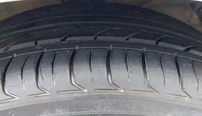 2019 Maruti Swift VXI, Petrol, Manual, 39,572 km, Right Front Tyre Tread