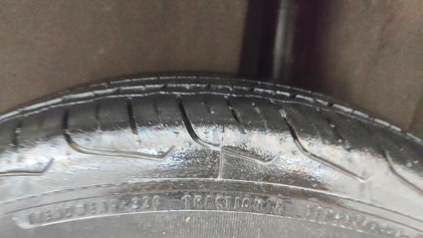2016 Maruti Ciaz ZXI+, Petrol, Manual, 85,524 km, Left Rear Tyre Tread