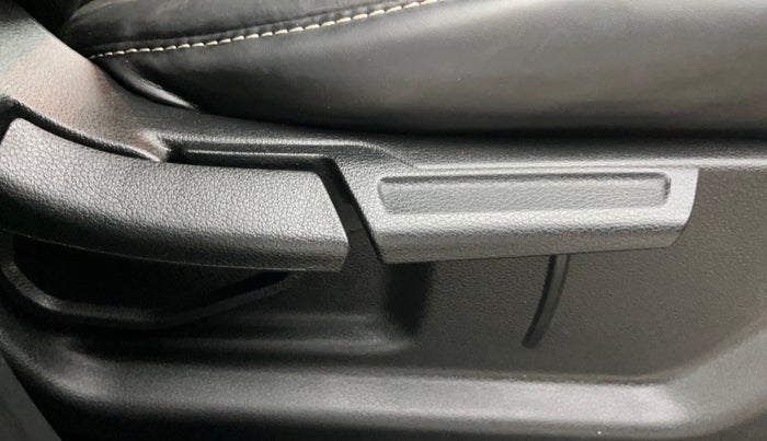 2019 Hyundai VENUE SX PLUS 1.0 TURBO DCT, Petrol, Automatic, 75,829 km, Driver Side Adjustment Panel